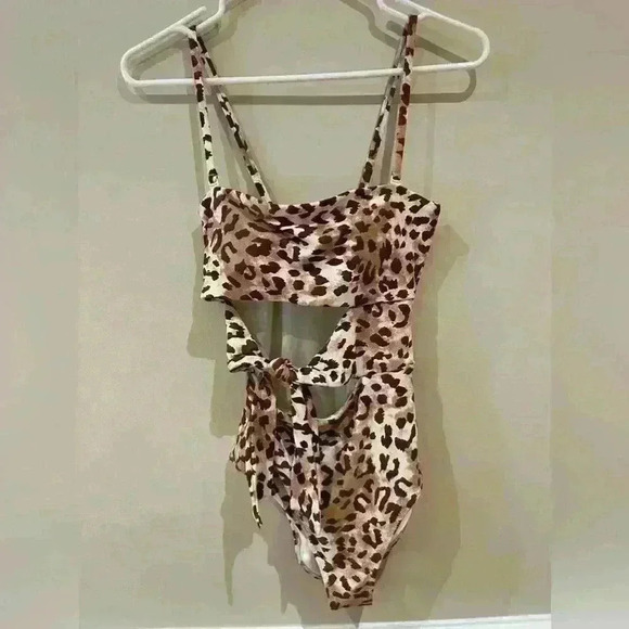 Aerie Wrap Strapless One Piece Swimsuit - Picture 9 of 10